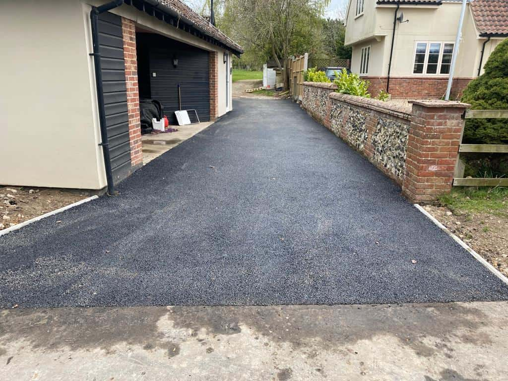 This is a newly installed tarmac driveway. All works carried out by Worlingworth Driveway Solutions